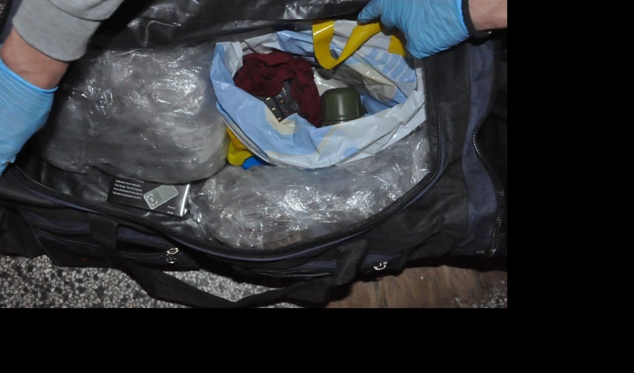 (FOTO) POLICIJA PRETRESA STANOVE DILERA U NOVOM SADU! Zaplenjeno 4 kilograma droge, ali i ručna bomba i municija! OPIJATE RASTURAO I MALOLETNIK!