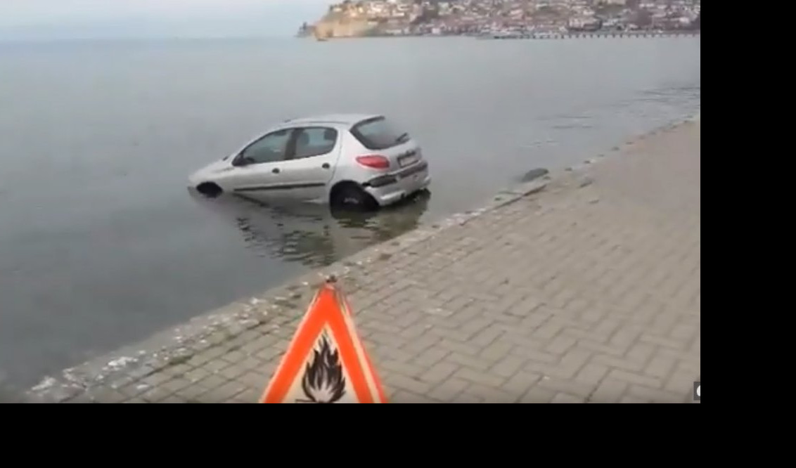 (VIDEO) PRESELA JOJ KAFA! Dok je sedela u kafiću,  njen automobil je završio u jezeru!