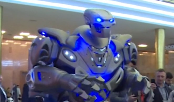(VIDEO) SARAĐIVAO SA RIJANOM! Robot Titan plesao uz Sinatrin hit ''My way'' u Beogradu!