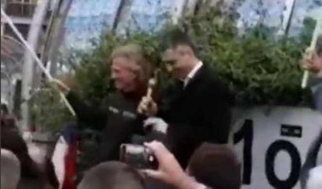 (VIDEO) DEBAKL SAVEZA ZA SRBIJU U NIŠU! Građani izviždali fašistu Obradovića i JASNO POKAZALI ŠTA MISLE O POLITICI SAVEZA!