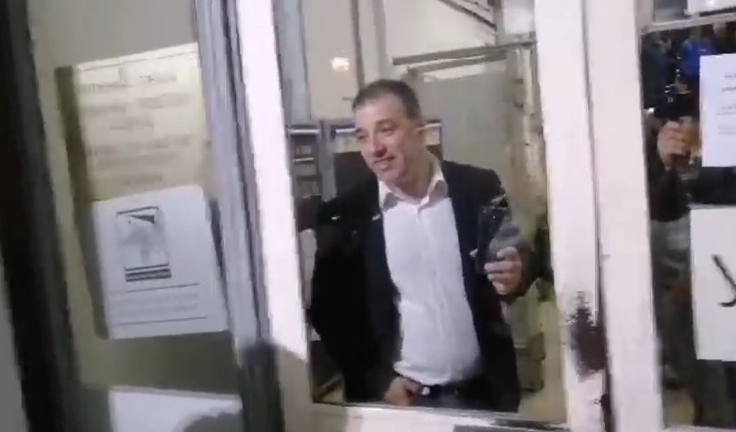 (VIDEO) NEZAPAMĆENO BAHAĆENJE U PARAĆINU! Predsednik opštine Saša Paunović zaključao odbornike SNS!