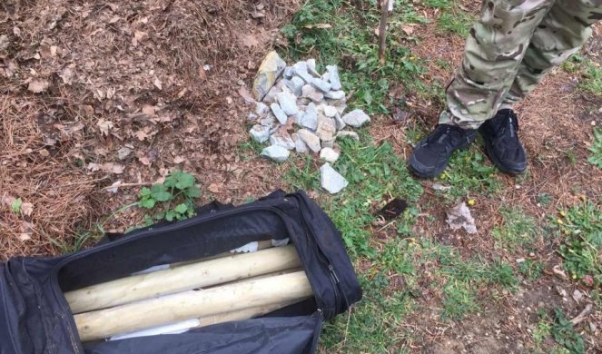 (FOTO) SPREMAJU HAOS I NASILJE! Policija pronašla još dve torbe s motkama i kamenjem, spremljenim da se IZREŽIRA NAPAD NA LIDERE SzS!
