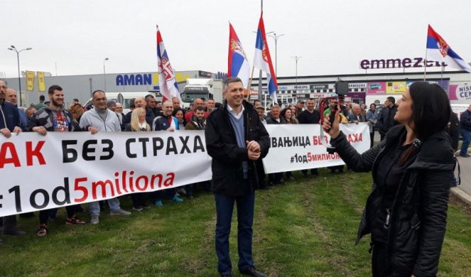 BOŠKOV LIČNI DEBAKL! U "svom" Čačku i Ivanjici uspeo da ubedi jedva 200 ljudi da krenu s njim na protest u Beograd!