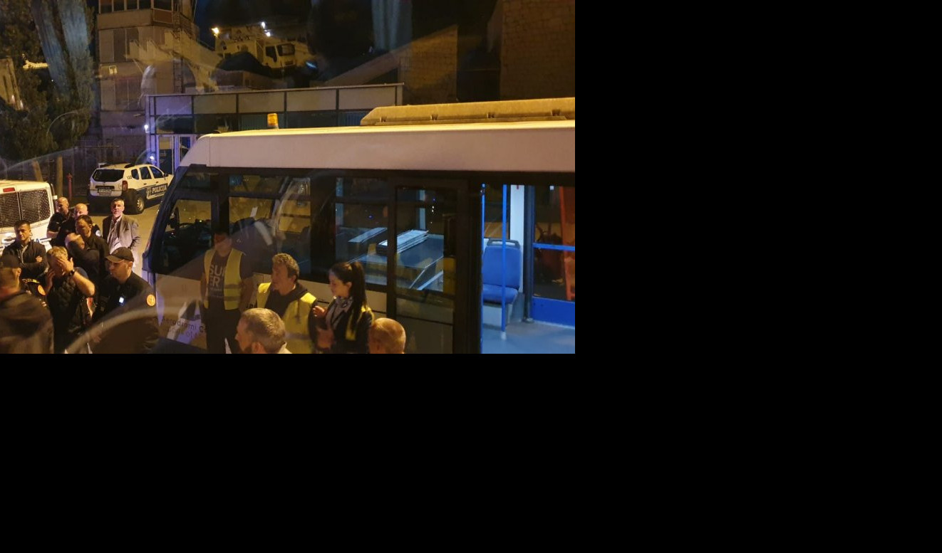 (VIDEO) ZVEZDA STIGLA U PODGORICU! Autobus čekao igrače na pisti, zbog bezbednosti do hotela se išlo zaobilaznim putem!