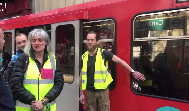 (FOTO/VIDEO) INCIDENT U ISTOČNOM LONDONU! Muškarac se super lepkom zalepio za voz!