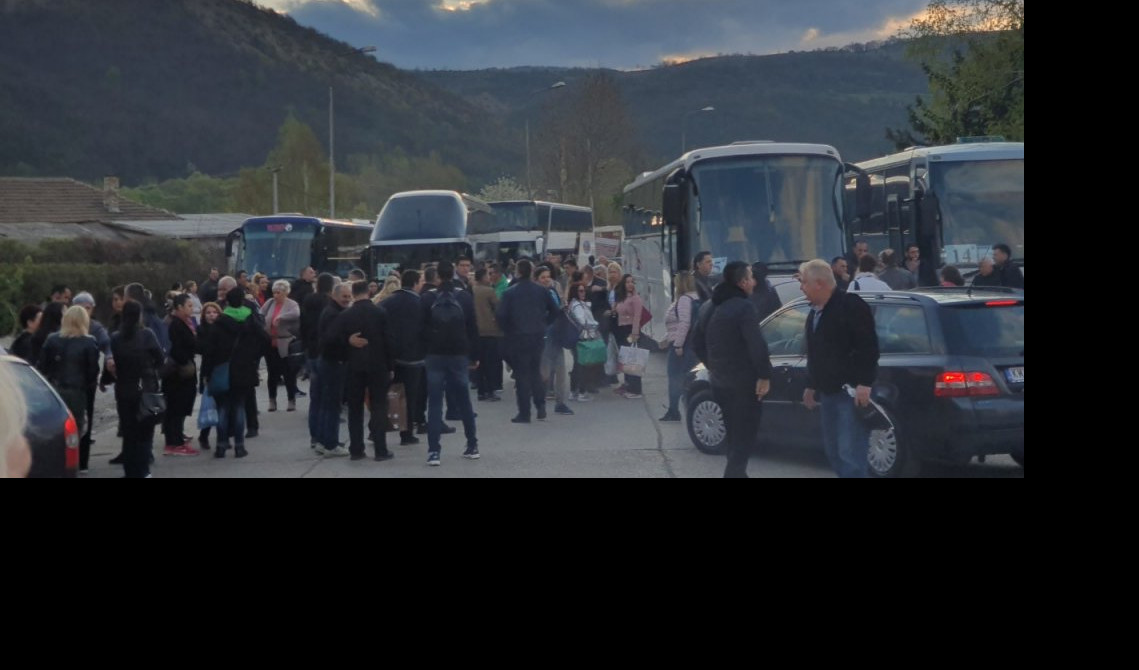 NEVIĐENA BAHATOST ŠIPTARSKE POLICIJE! Autobusi kojima su Srbi sa KiM krenuli za Beograd VRAĆENI SA PRELAZA KONČULJ!