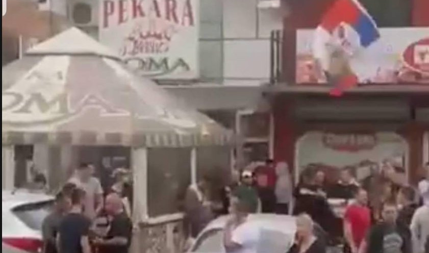 (VIDEO) PROTEST U BORČI ZBOG DVOGLAVOG ORLA! Sin vlasnika pekare imitirao Šaćirija NASRED KNEZ MIHAILOVE, pa okačio fotku na internet!