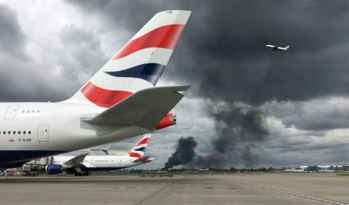 (VIDEO) UZBUNA U LONDONU: Veliki požar izbio nadomak aerodroma Hitrou