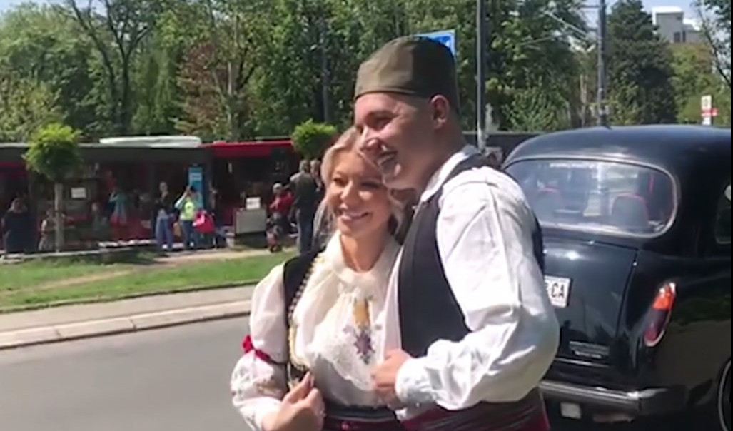 (VIDEO) UDALA SE DANIJELA KARIĆ! Otac Dragomir široke ruke častio trubače ispred Hrama Svetog Save, mladenci kasnili na venčanje!