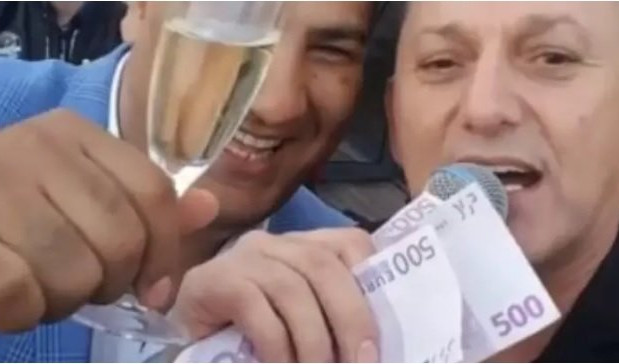 (VIDEO) ZA SAMO JEDNU PESMU DOBIO 2.500 EVRA! Šako Polumenta na romskoj svadbi od bakšiša jedva držao mikrofon!