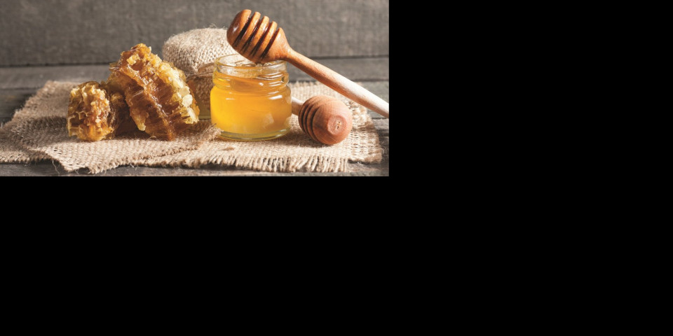 PČELARA SVE MANJE, a meda sve više, KAKO JE TO MOGUĆE? Mislimo da je domaći, kad ono iz uvoza!