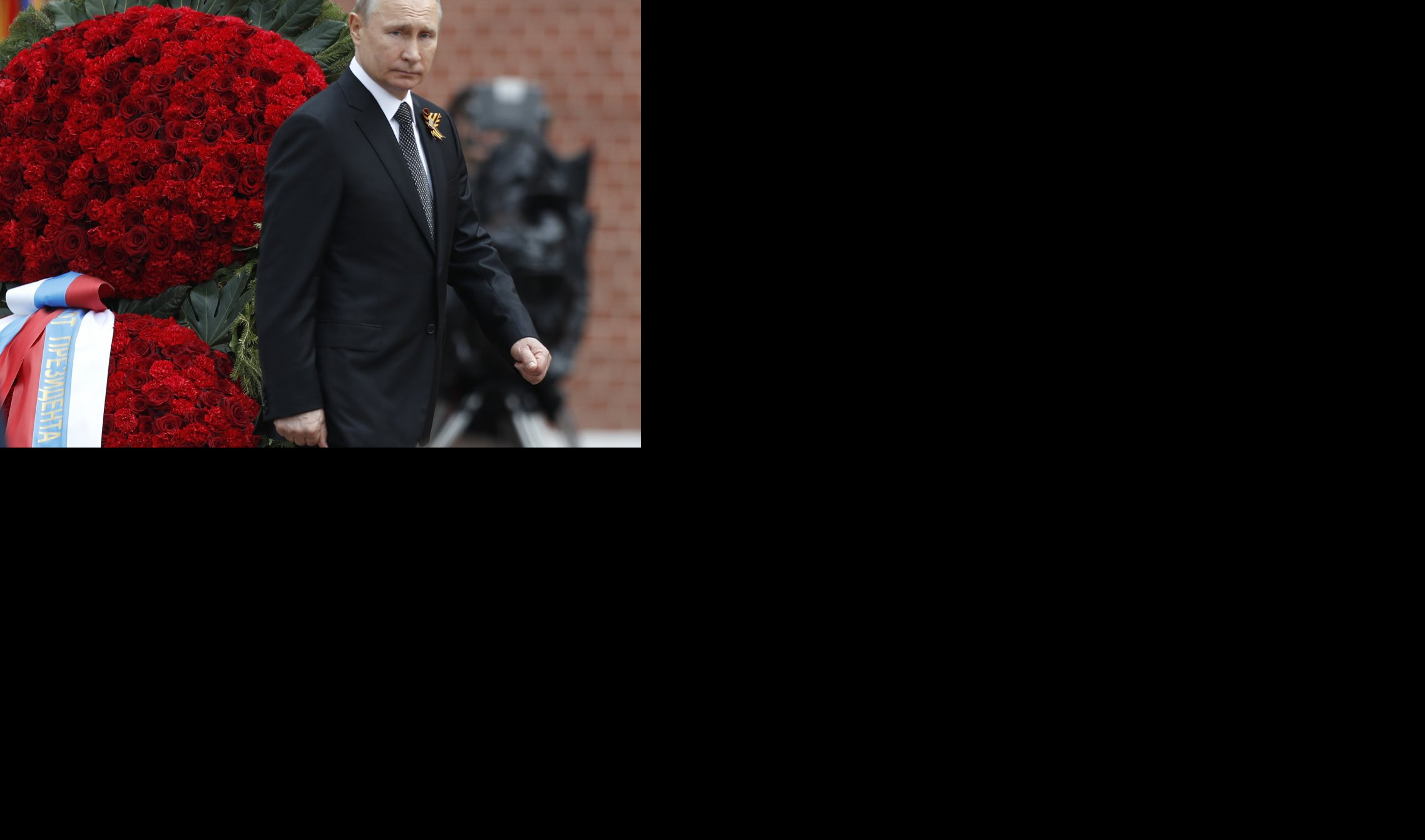 (FOTO) PUTIN OBJASNIO CELOM SVETU ZAŠTO JE RUSIJA NEPOBEDIVA! Snažna i dirljiva poruka ruskog predsednika na vojnoj paradi u Moskvi!