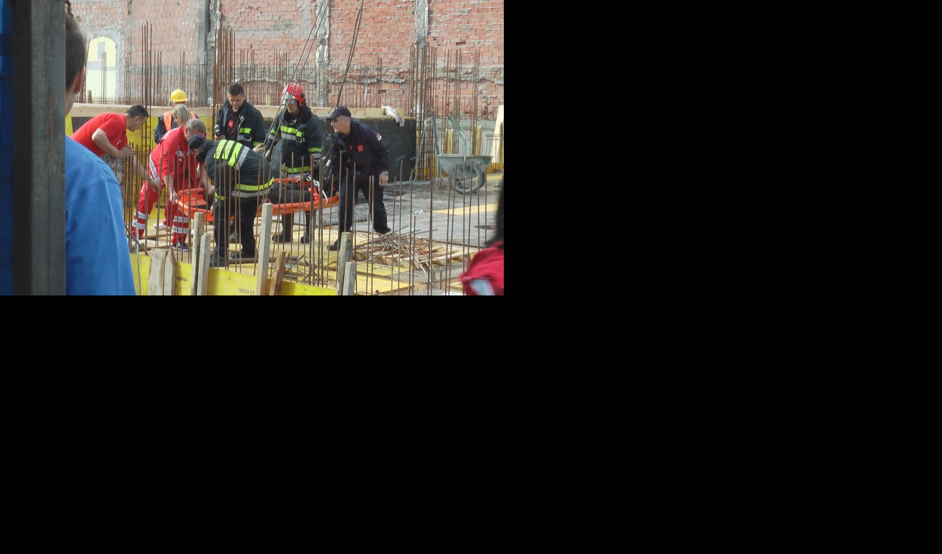 (FOTO/VIDEO) POVREĐEN RADNIK na gradilištu u centru Čačka!