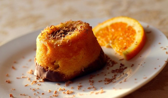 JEDE VAM SE NEŠTO SLATKO? Probajte "prevrnutu" tortu od pomorandže!