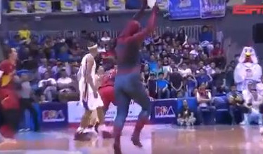 (VIDEO) SPAJDERMEN PREKINUO UTAKMICU NA FILIPINIMA! Pravio se nevinašće kad su ga uhvatili, a povredio košarkaša!