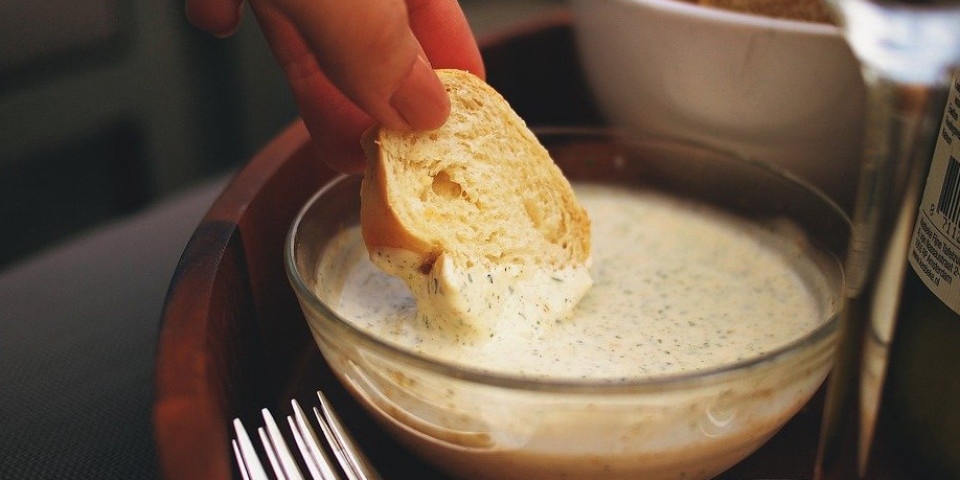 NAJBOLJI UMAK! Napravite sos od istopljenog sira i poslužite sa tortilja čipsom