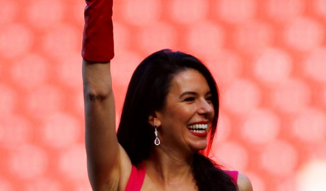 (VIDEO/FOTO) SEKSI GAZDARICA! Vlasnica Liverpula u roze haljinici igrala fudbal i tešila navijače "crvenih"!