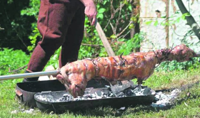 (FOTO) ODRŽANA PETA JAGNJIJADA! Najslađe je meso sa Stare planine!