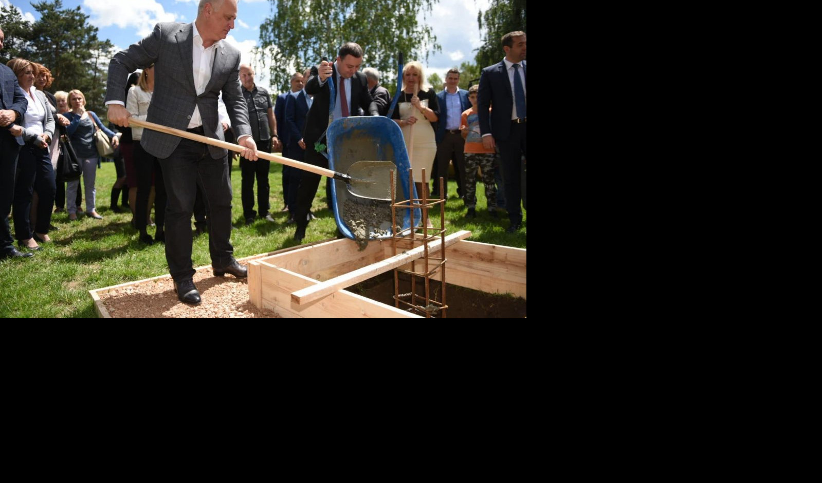 (FOTO) SVAKI DEO PRESTONICE JE VAŽAN! Položen kamen temeljac za izgradnju novog bloka škole u Zvečkoj!