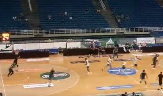 (VIDEO) OPŠTI HAOS U GRČKOJ! Olimpijakos nije izašao na teren, košarkaši Panatinaikosa igrali između sebe!