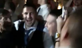 (VIDEO) KUM NIJE DUGME! Mitrović u centru pažnje na Žuletovoj svadbi, iznenadićete se kako je reagovao na Zvezdine pesme
