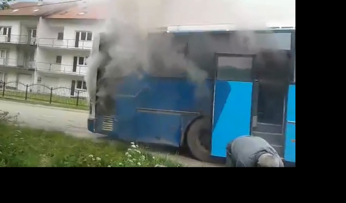 (VIDEO) DRAMA U TESLIĆU! Zapalio se autobus koji prevozi učenike!