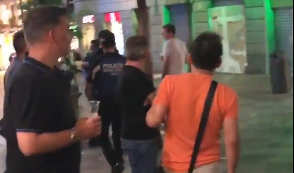 (VIDEO) KLJUČA U MADRIDU! Španska policija tukla navijače Totenhema, među njima bio i otac sa detetom!