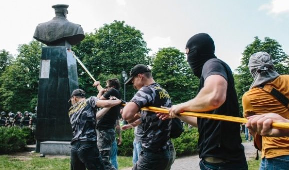 POSLE DIVLJANJA NEONACISTA: Gradonačelnik Harkova najavio obnovu spomenika Žukovu
