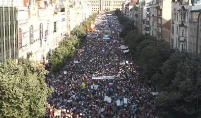 PRAG NA NOGAMA: Na protestima protiv premijera Češke Babiša oko 120.000 građana!