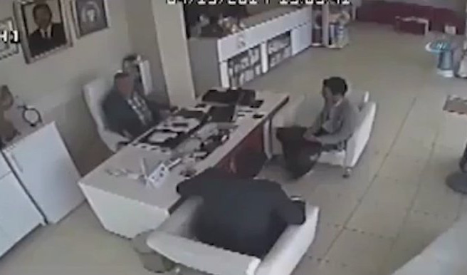 (VIDEO) ŠOKANTAN SNIMAK SA POSLOVNOG SASTANKA! Točak otpao u udesu, pa im uleteo na sto!