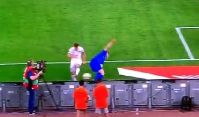 (VIDEO) OVO JE BOLELO! Reprezentativac Italije nokautirao skupljača lopti!