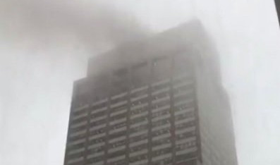 (VIDEO) DRAMA NA MENHETNU: Helikopter se zabio u neboder u 7. aveniji
