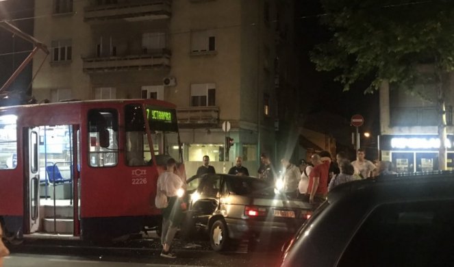 UDES U PONOĆ: U Bulevaru kralja Aleksandra sudar tramvaja i automobila
