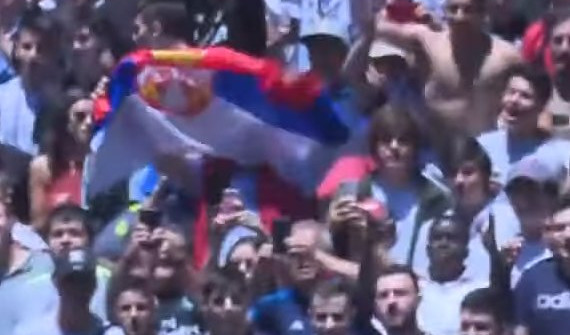 (VIDEO) SRBIJO, NAVIKAVAJ SE NA OVO! Srpska trobojka se vijorila stadionom Reala!