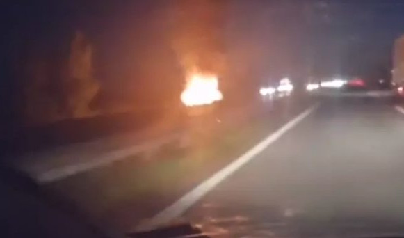 (VIDEO) VATRA NA AUTOPUTU: Kod skretanja za Kovilj zapalio se automobil