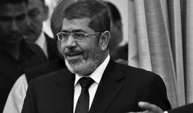 KOLABIRAO U SUDU I PREMINUO! Umro bivši predsednik Egipta Mohamed Morsi!