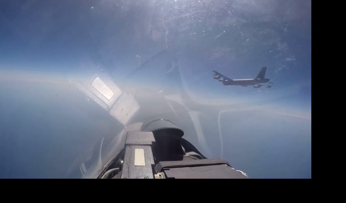 (VIDEO) AMERIČKI BOMBARDER PRKOSIO "SUHOJU", KAD JE VIDEO DA NEMA ŠALE SMANJIO VISINU I NESTAO! Objavljen DRAMATIČAN SNIMAK PRESRETANJA B-52H na ruskoj granici!