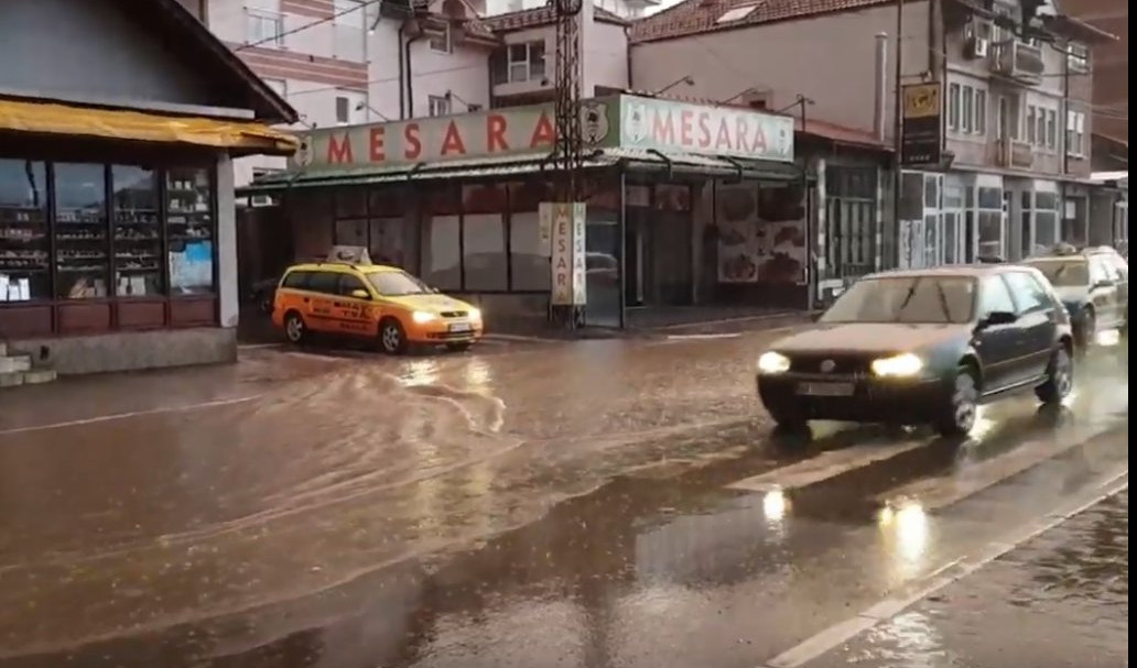 (VIDEO) NEVREME POTOPILO NOVI PAZAR: Jaka kiša praćena grmljavinom i vetrom POPLAVILA ULICE, A NESTALO JE I STRUJE!