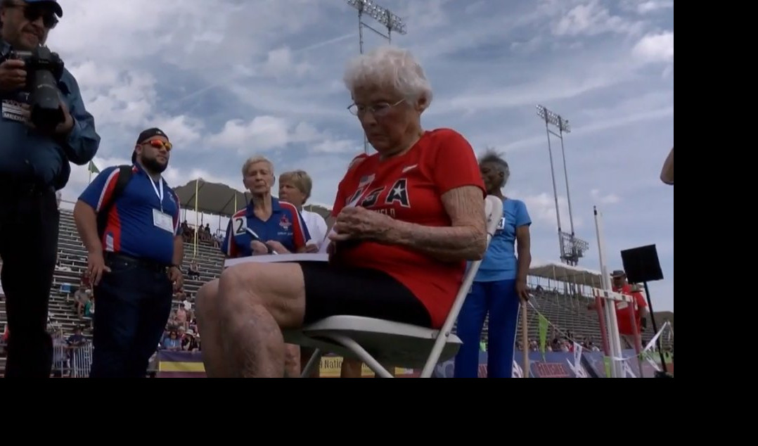 (FOTO/VIDEO) IMA 103 GODINE A REDOVNO POBEĐUJE NA TAKMIČENJIMA U TRČANJU! "URAGAN BAKA" svetski rekorder na 100 metara!