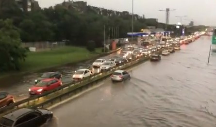 (FOTO/VIDEO) OBILNE PADAVINE ZATVORILE AUTO-PUT! Automobili idu kroz vodu, SVE POPLAVLJENO!