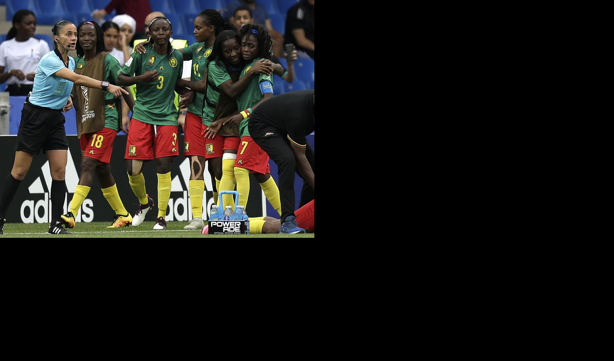 (VIDEO/FOTO) PUKLE OD BESA, PLAKALE, NISU ŽELELE DA IGRAJU! Fudbalerke Kameruna napravile skandal na Svetskom prvenstvu