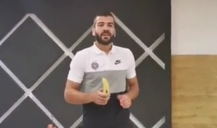 (VIDEO) TRADICIJA! Muzičko veče u Partizanu, novajlije prošle incijaciju, banana kao mikrofon!