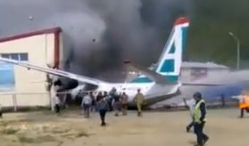 (VIDEO) PUTNIČKI AVION IZLETEO SA PISTE U RUSIJI! Prinudno sleteo i zapalio se, poginula oba pilota!