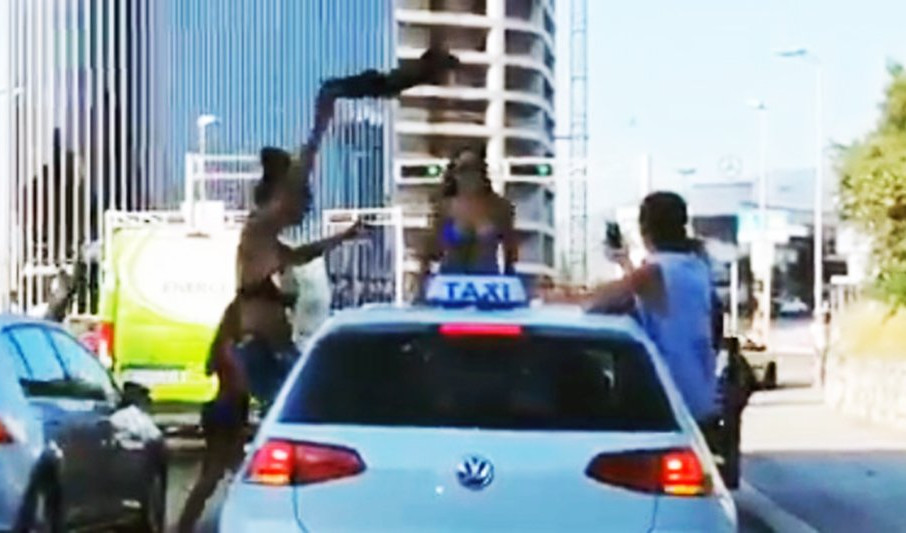(VIDEO) STRIPTIZ NA SEMAFORU, USRED DANA! Vesele turistkinje na krovu automobila priredile NEVIĐEN ŠOU!