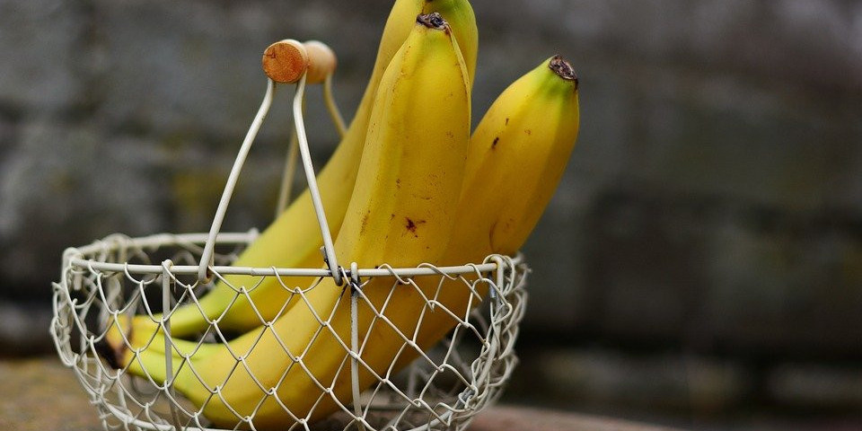 SUPER TRIK! Evo kako da za 30 sekundi od zelene banane dobijete SAVRŠENO ZRELU
