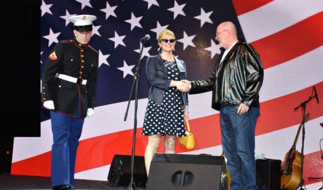 (FOTO/VIDEO) KOLINDA U KOŽNJAKU I HALJINICI NA TUFNE, PLUS MAČKASTE NAOČARE I ŽUTA TORBICA! Pogledajte kako predsednica Hrvatske došla u američku ambasadu!