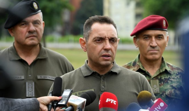 (FOTO) VULIN OBIŠAO ČETU ZA OBUKU VODIČA i DRESERA PASA U NIŠU: Vojska Srbije razvija sve svoje sposobnosti!
