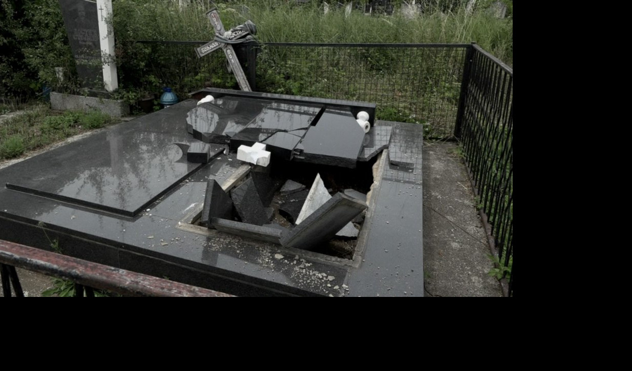 (FOTO) ŠIPTARI LOMILI I VRŠILI NUŽDU PO SRPSKIM SPOMENICIMA! Novi vandalizam na pravoslavnom groblju u Lipljanu! Bezumnici porušili više od 20 spomen ploča!