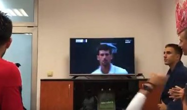 (VIDEO) OVAKO SE POSTAJE ŠAMPION! Pogledajte kako su fudbaleri Zvezde dočekali Novakov trijumf na Vimbldonu