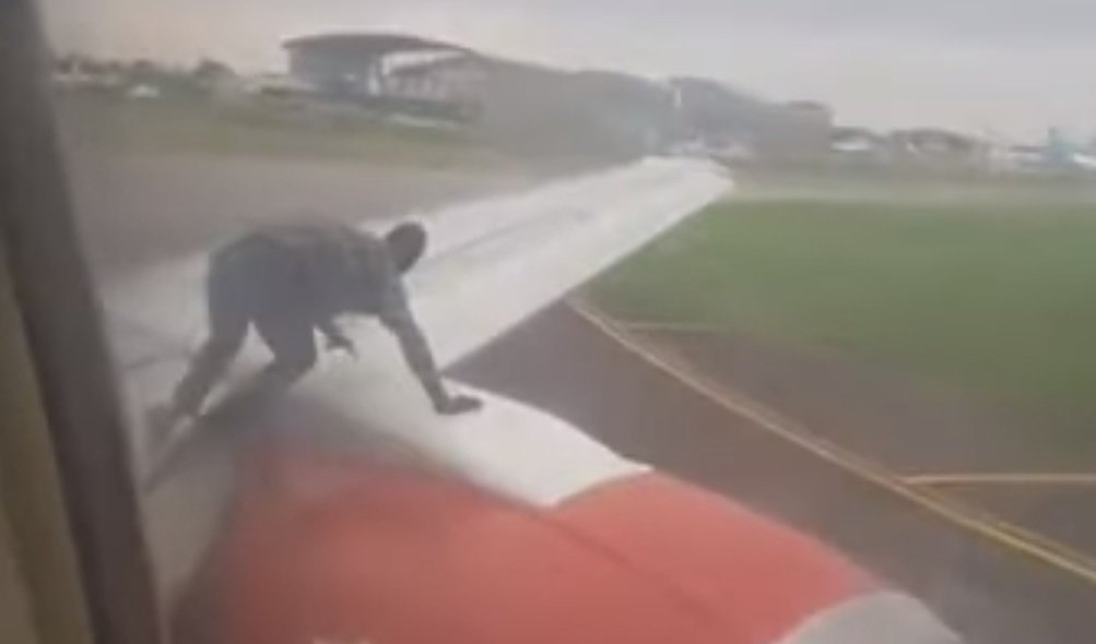 (VIDEO) PANIKA NA PISTI! Muškarac se popeo na avion U NIGERIJI!